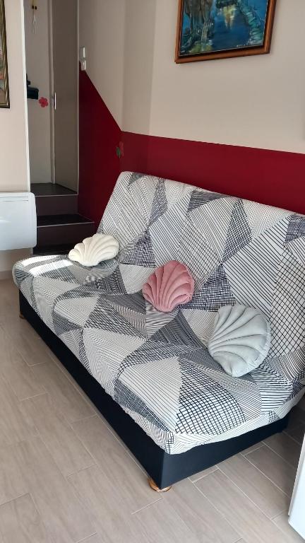una cama con almohadas en una habitación en Charmant petit Studio en duplex, en Le Fenouiller