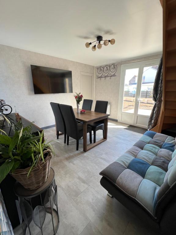 un soggiorno con divano e tavolo di Maison avec jardin 4 à 5 personnes a Mers-les-Bains