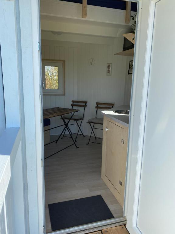Kuchyň nebo kuchyňský kout v ubytování Kroghs Tiny Houses - Hyttebyen