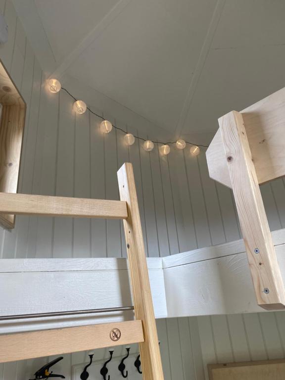 Habitación con techo con escalera y luces. en Kroghs Tiny Houses - Hyttebyen, en Grindsted