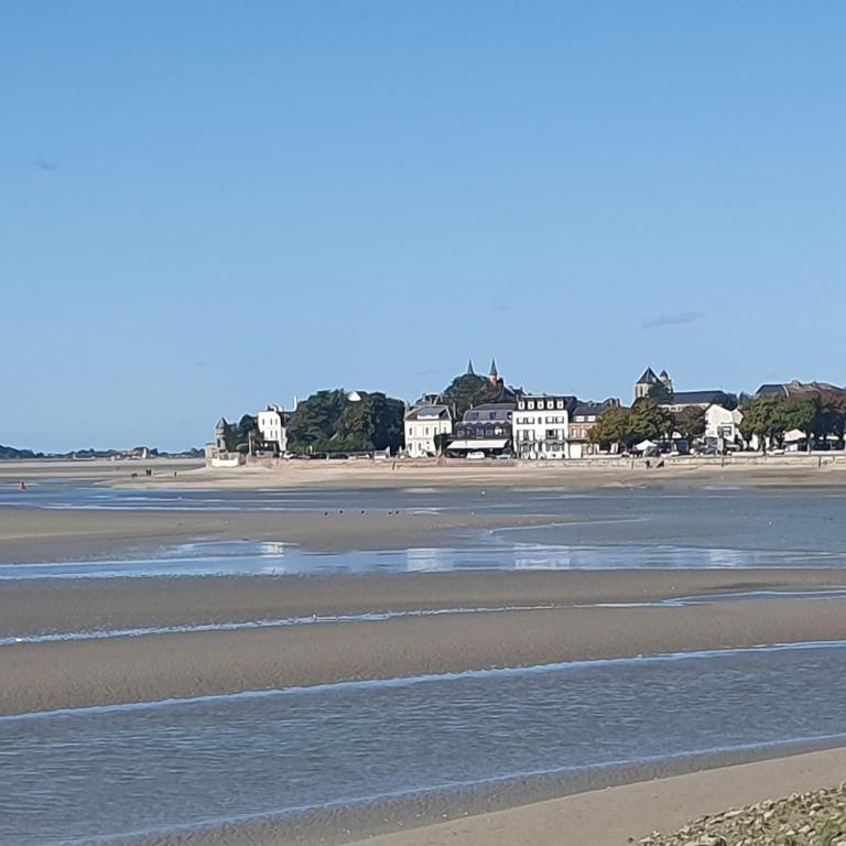 - une vue sur la plage avec des maisons en arrière-plan dans l'établissement Villa Etiennette 2, au Crotoy