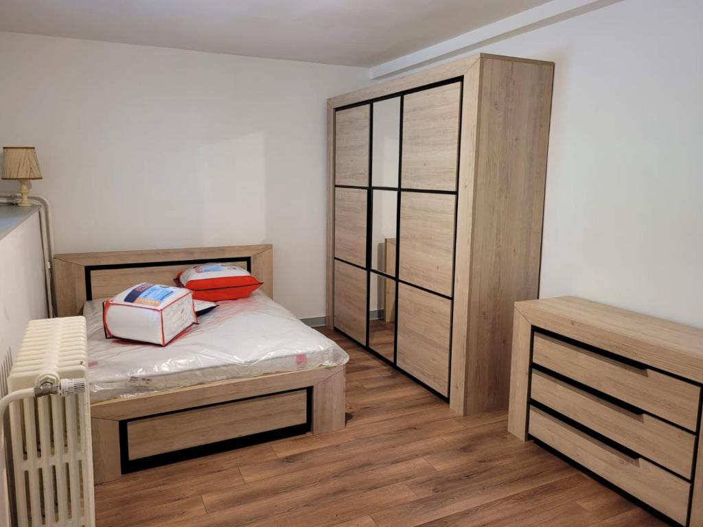 1 dormitorio con 1 cama y vestidor en KeLi, en Poitiers