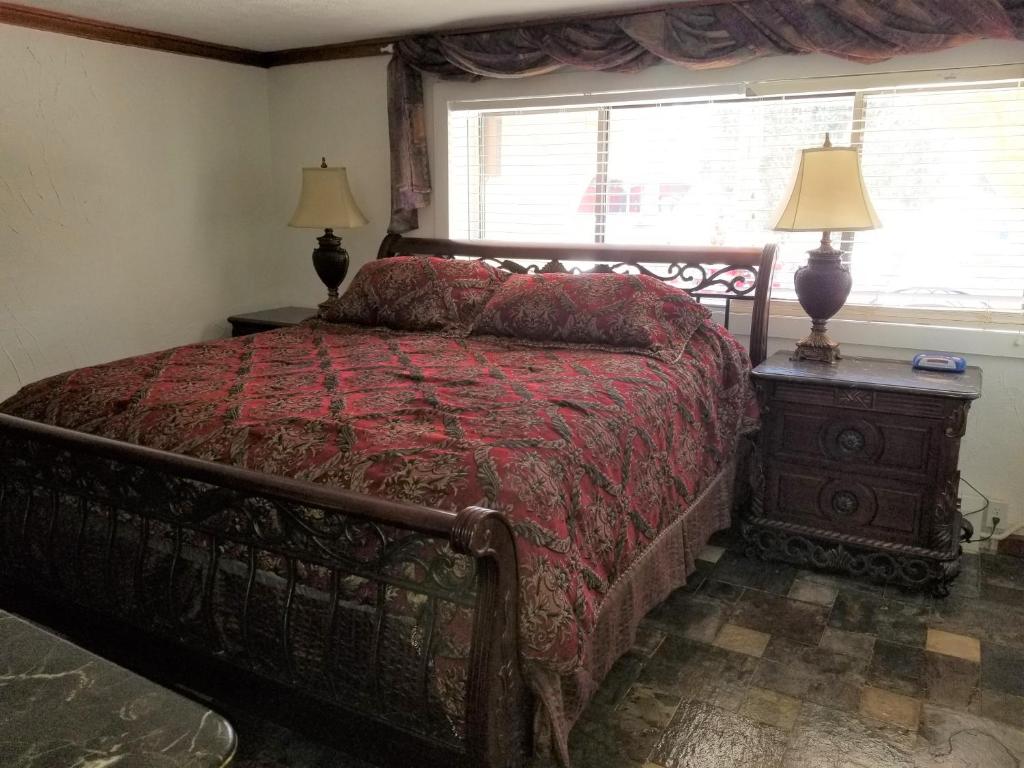 una camera con un letto, due lampade e una finestra di Your comfy home in Colorado Springs a Colorado Springs