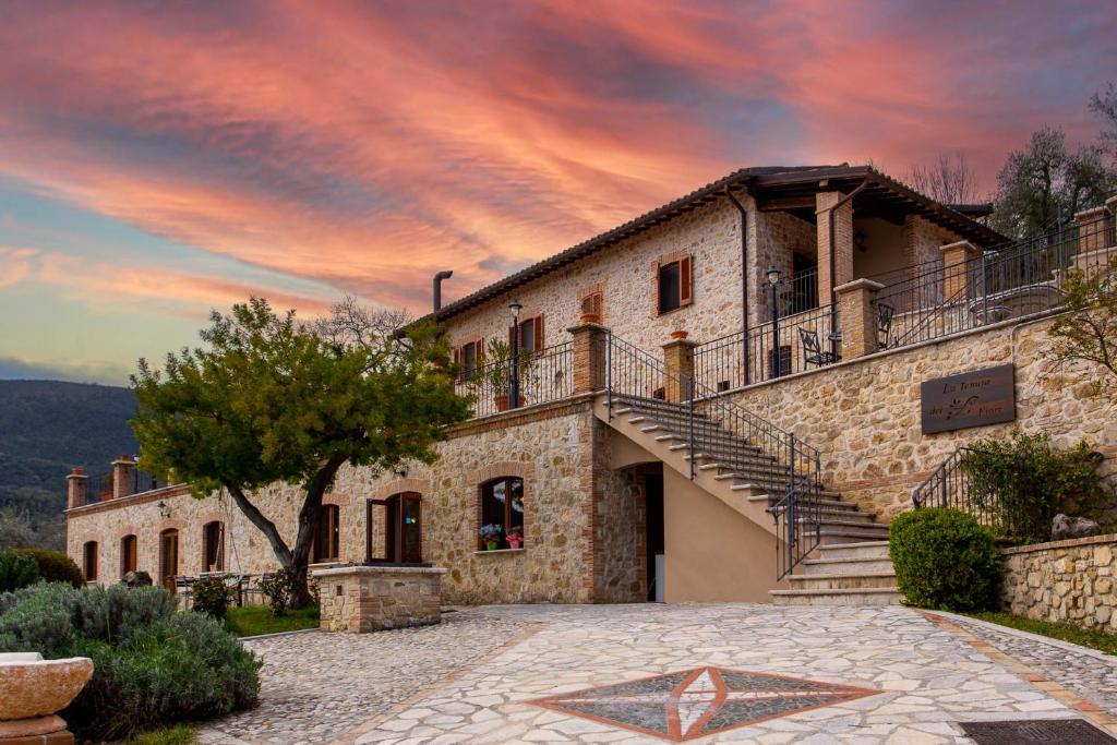 um edifício com uma escada ao lado em La Tenuta dei Fiori em Ferentillo