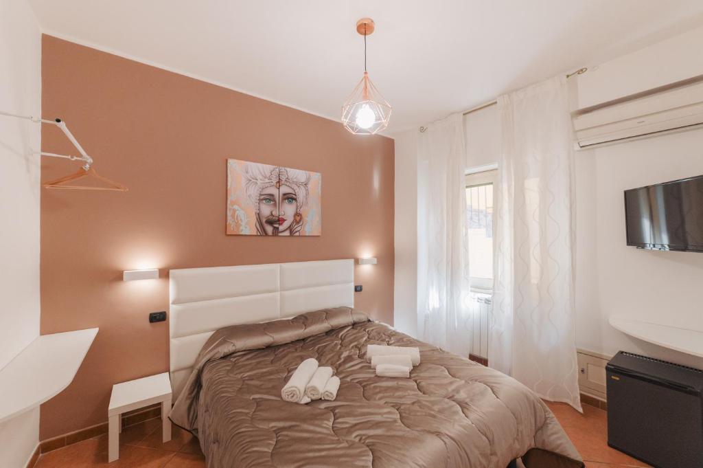 ein Schlafzimmer mit einem großen Bett in einem Zimmer in der Unterkunft Fontana Vecchia in Taormina