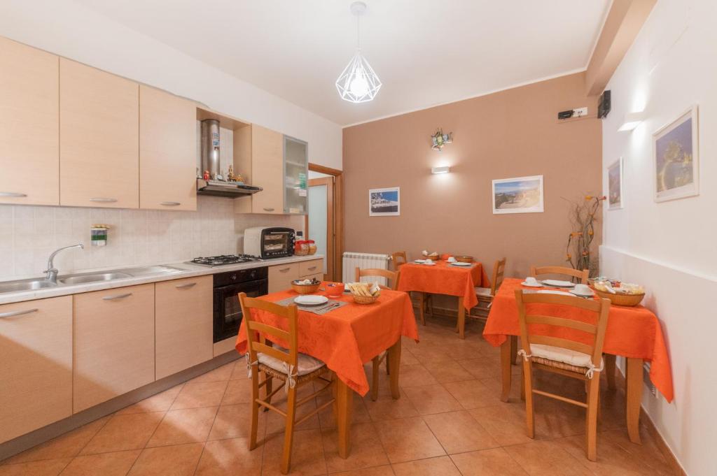 uma cozinha e sala de jantar com mesa e cadeiras em Fontana Vecchia em Taormina