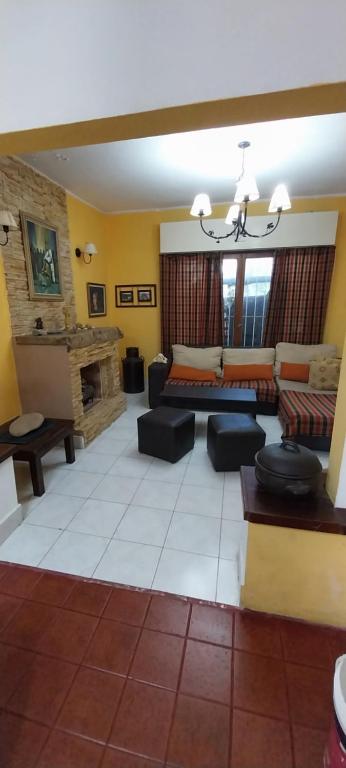 - un salon avec un canapé et une cheminée dans l'établissement CasaCocco, à Olivos