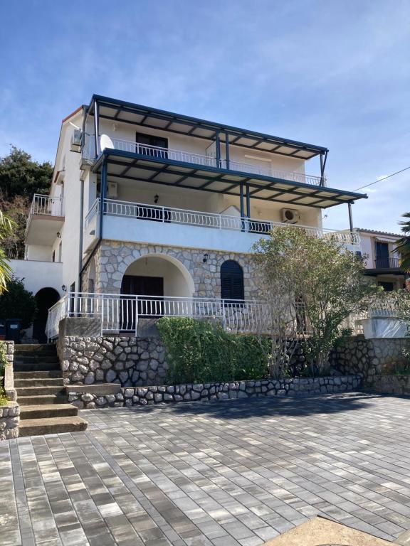 dom z balkonem na górze w obiekcie Apartment Jasna B w mieście Omišalj
