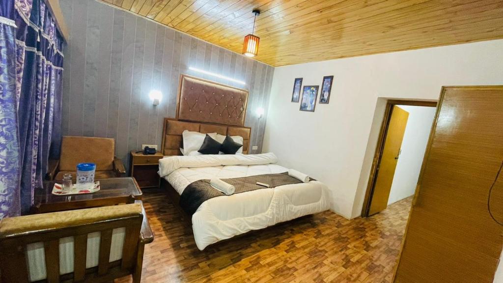 Postel nebo postele na pokoji v ubytování Hotel Hilltop At Mall Road Manali With Open Terrace