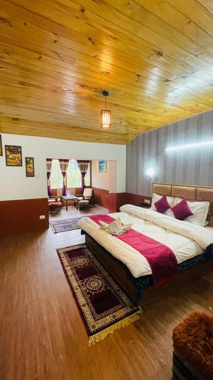 Postel nebo postele na pokoji v ubytování Hotel Hilltop At Mall Road Manali With Open Terrace