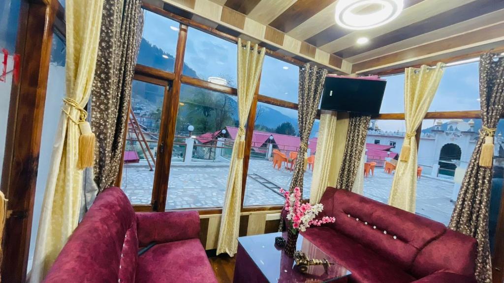 Posezení v ubytování Hotel Hilltop At Mall Road Manali With Open Terrace