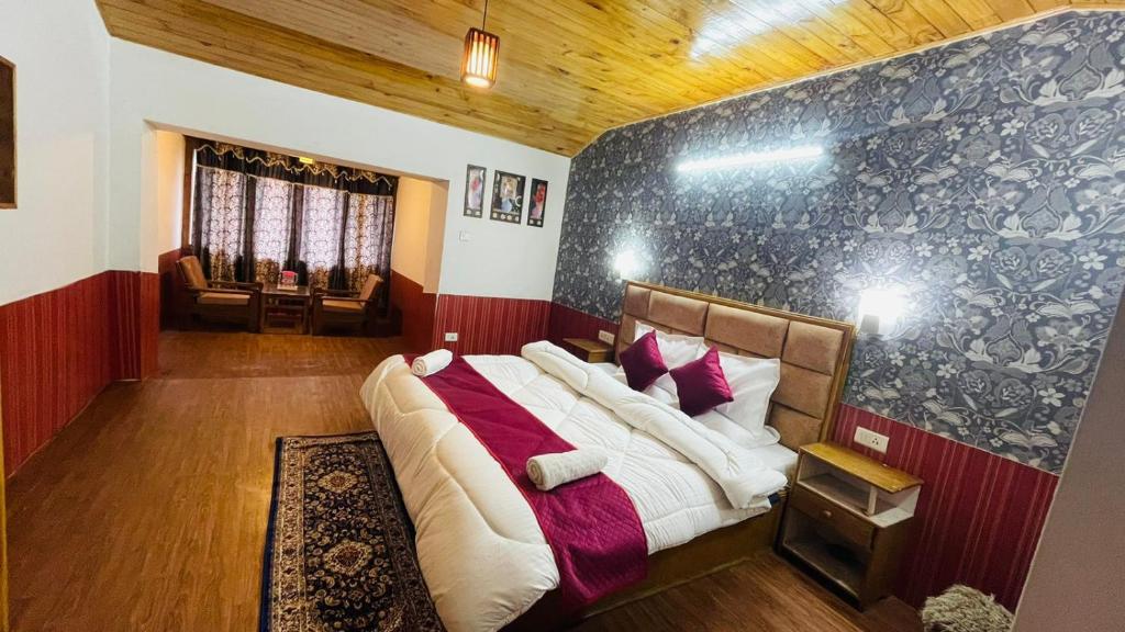 Postel nebo postele na pokoji v ubytování Hotel Hilltop At Mall Road Manali With Open Terrace