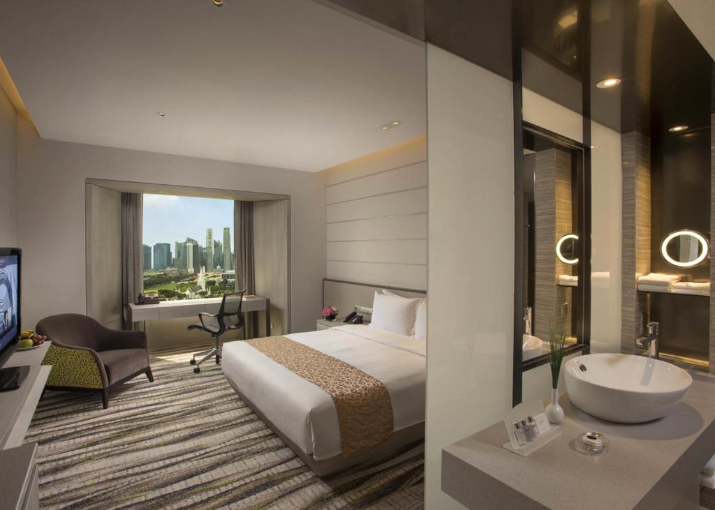Giường trong phòng chung tại Carlton Hotel Singapore