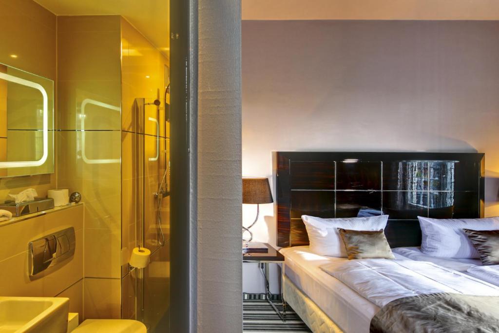 Postel nebo postele na pokoji v ubytování Boutique Hotel Poppenbütteler Hof