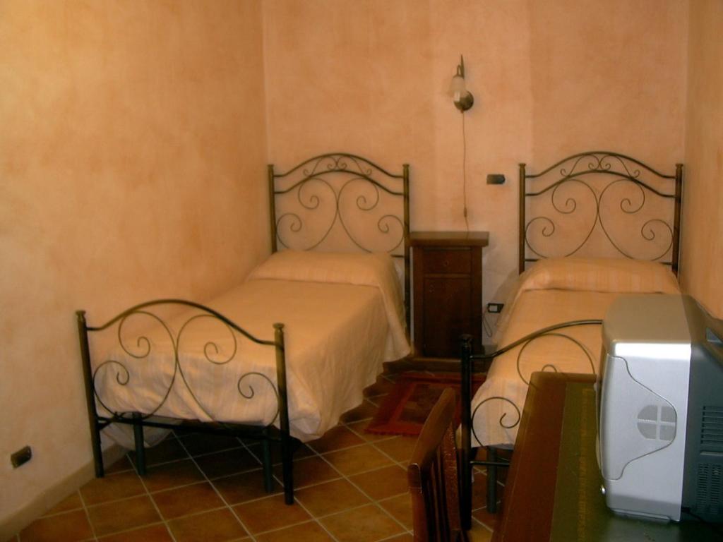a room with two beds in a room at Agriturismo Masseria Castiglione in Gallicchio