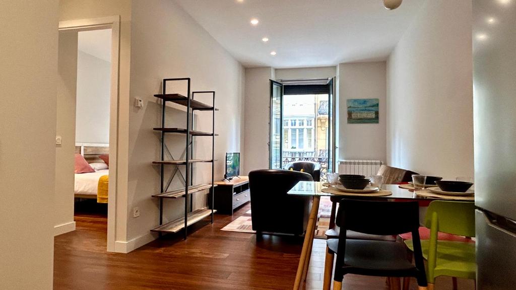 een kamer met een tafel en stoelen en een slaapkamer bij Larramendi City Center in San Sebastian