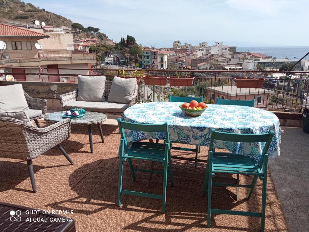 A balcony or terrace at La terrazza sul mare