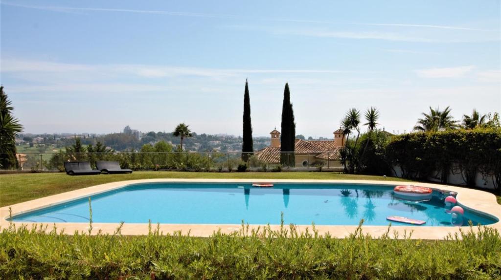 una piscina en medio de un patio en Marbella Villa Sea View 10 Bedrooms, en Estepona