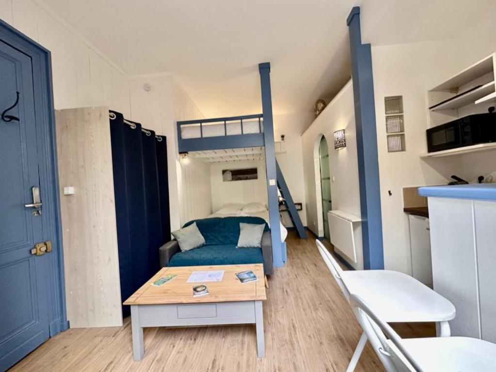 ボルドーにあるLe Piccolo, Centre-villeのベッドとテーブルが備わる小さな客室です。