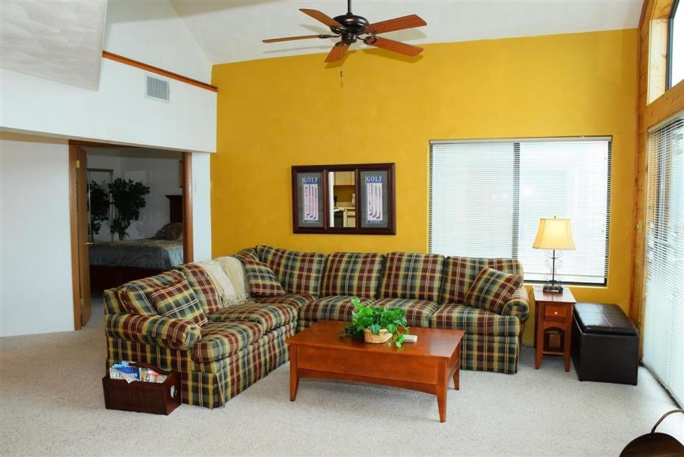 ein Wohnzimmer mit Sofa und Tisch in der Unterkunft Seven Springs Sunridge 3 Bedroom Standard Condo with Loft, Ski-In Out condo in Champion