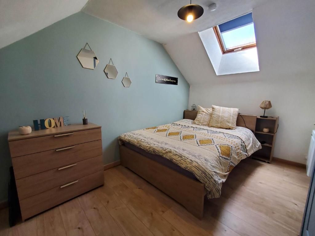 1 dormitorio con 1 cama, vestidor y ventana en Studio grand lit 160 tout équipé wifi en Le Creusot