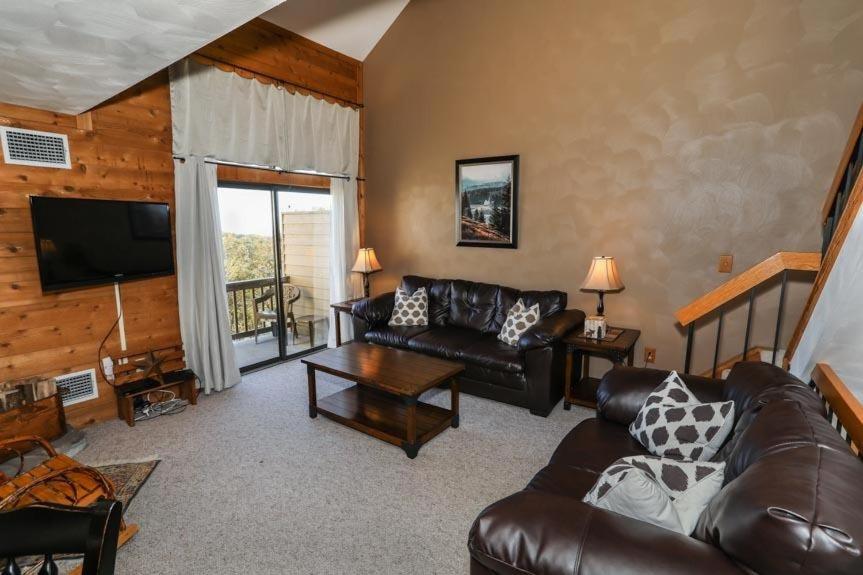sala de estar con sofá de cuero y TV en Seven Springs Sunridge 1 Bedroom Loft Standard Condo, Ski In Ski Out! condo, en Champion