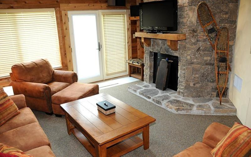 sala de estar con sofá y chimenea en Seven Springs Sunridge 2 Bedroom Standard Condo - Ski In Out, Pet Friendly! condo en Champion
