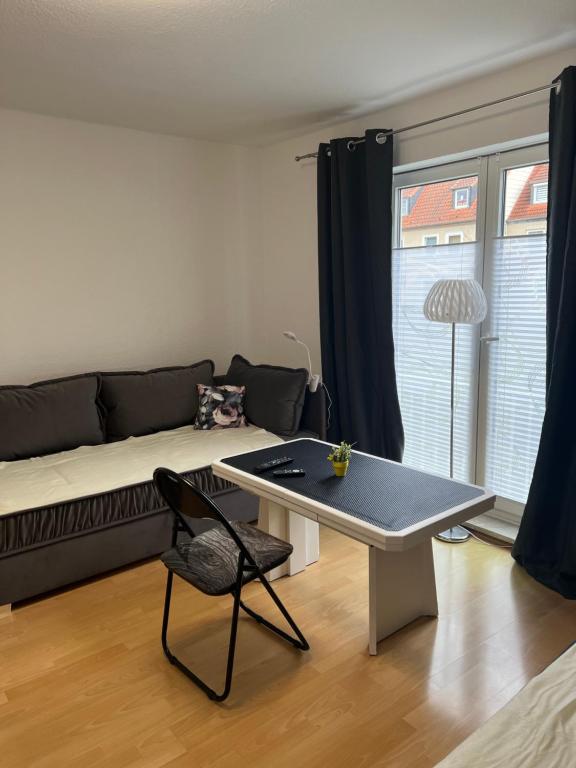 uma sala de estar com um sofá e uma mesa em Messe Zimmer/Ferienwohnung Hannover em Hanôver