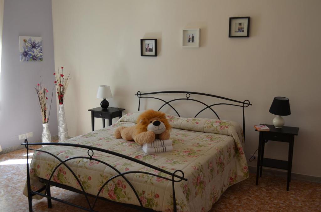 ローマにあるHoliday home Zia Ginaのベッドの上に座るテディベア