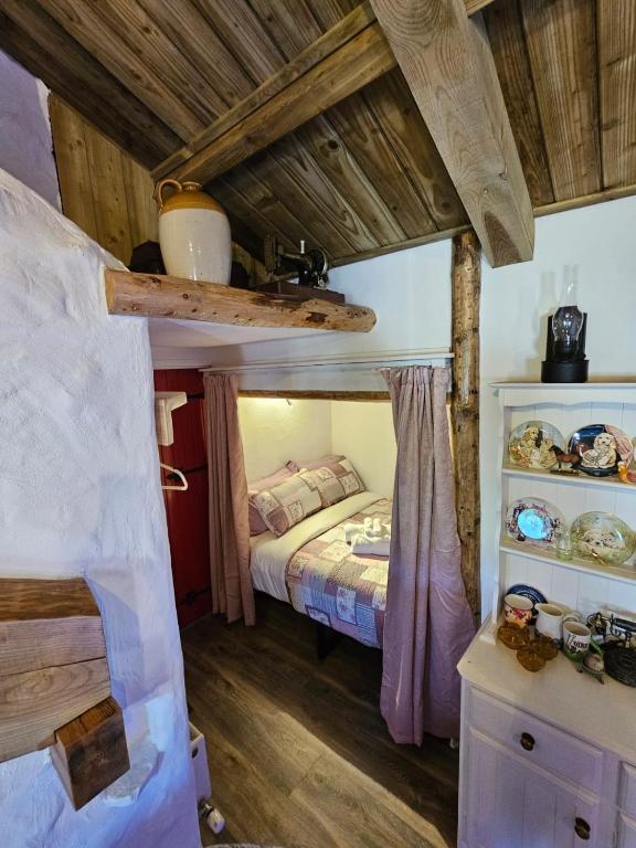 Postel nebo postele na pokoji v ubytování Tiernan's Luxury Cottages