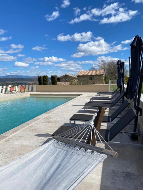Bazén v ubytovaní La Magnanerie en Provence alebo v jeho blízkosti