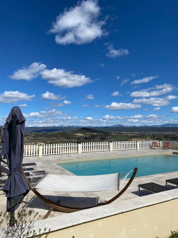 eine Hängematte neben einem Pool in der Unterkunft La Magnanerie en Provence in Niozelles