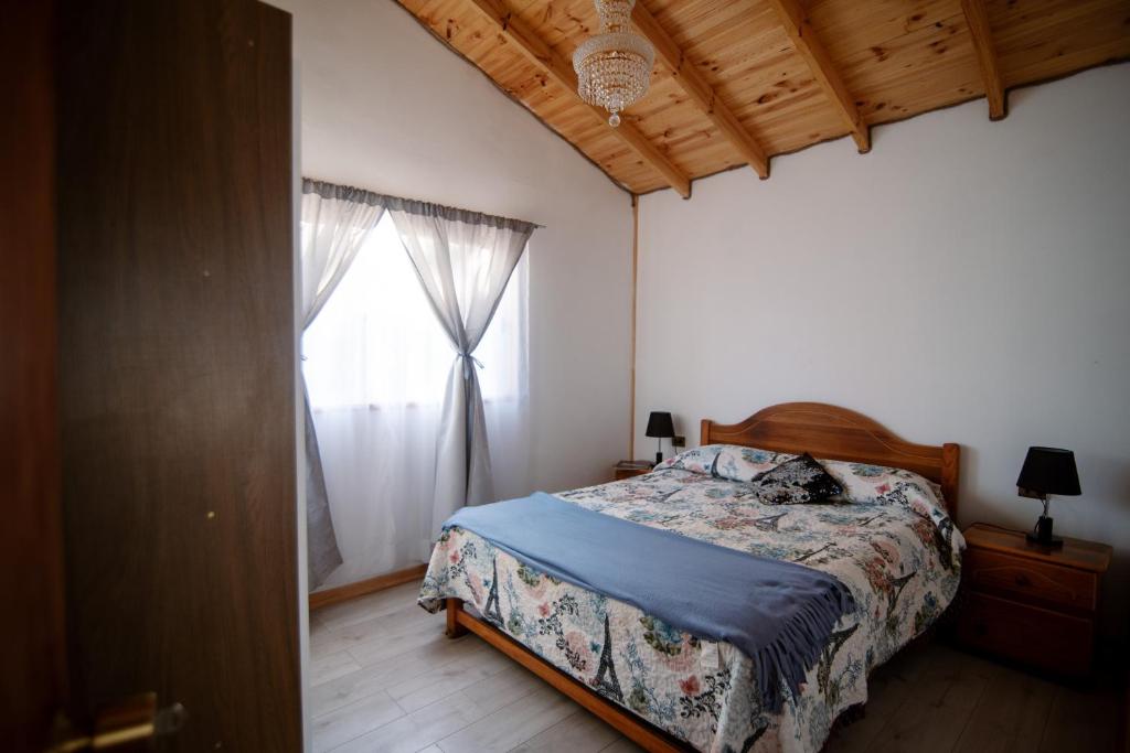 een slaapkamer met een bed en een raam bij cabañas camino al totoral in El Quisco