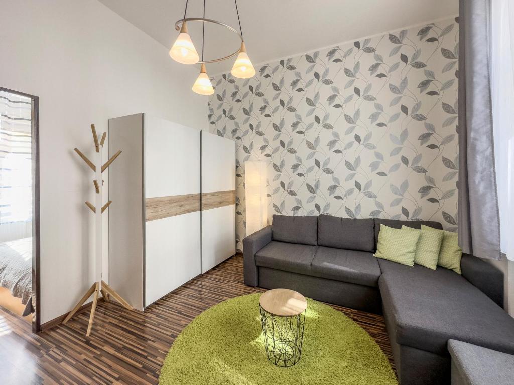 uma sala de estar com um sofá e um tapete verde em Laura´s Apartment em Karlovy Vary