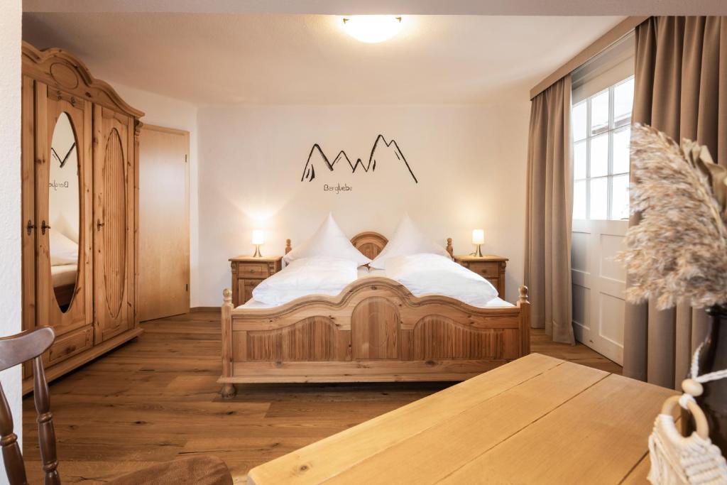 Postel nebo postele na pokoji v ubytování Landgasthof Augustiner