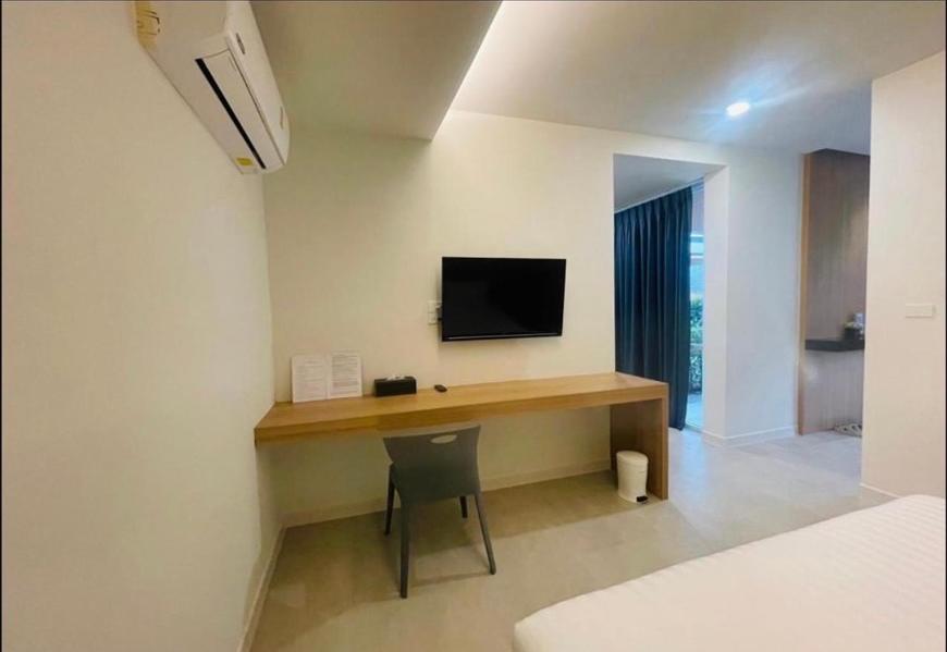 ARENICE Boutique Hotel的电视和/或娱乐中心
