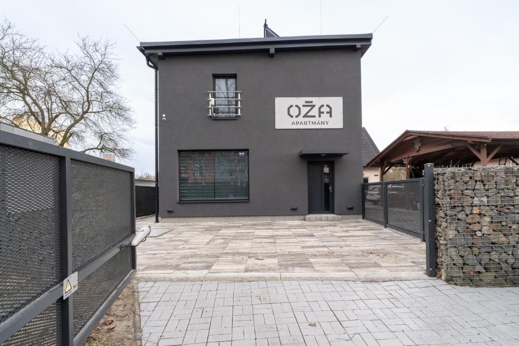 een gebouw met een hek ervoor bij OŽA apartmány in Ostrava