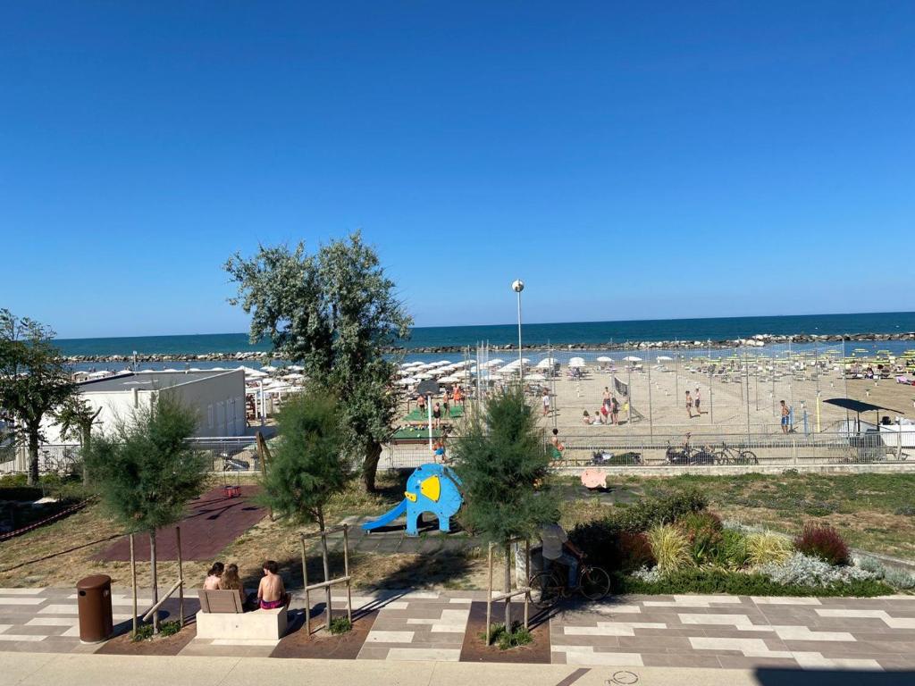 - une vue sur la plage et une aire de jeux dans l'établissement SeaSound Casa Vacanze, à Rimini