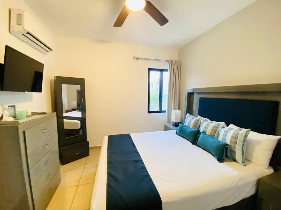 Schlafzimmer mit einem großen Bett und einem Deckenventilator in der Unterkunft COZY UNIT at Bambu Residencial & AMAZING POOL in Puerto Vallarta