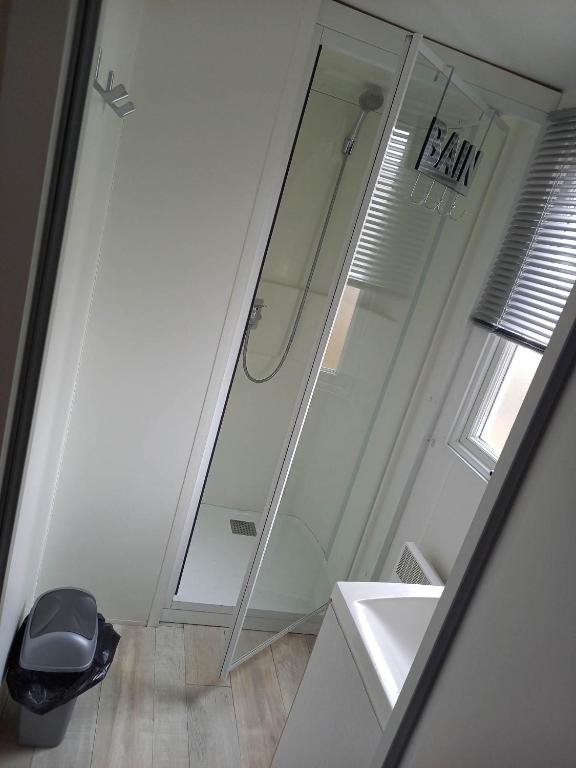 Łazienka w obiekcie Mobilhome 6 pers avec Clim