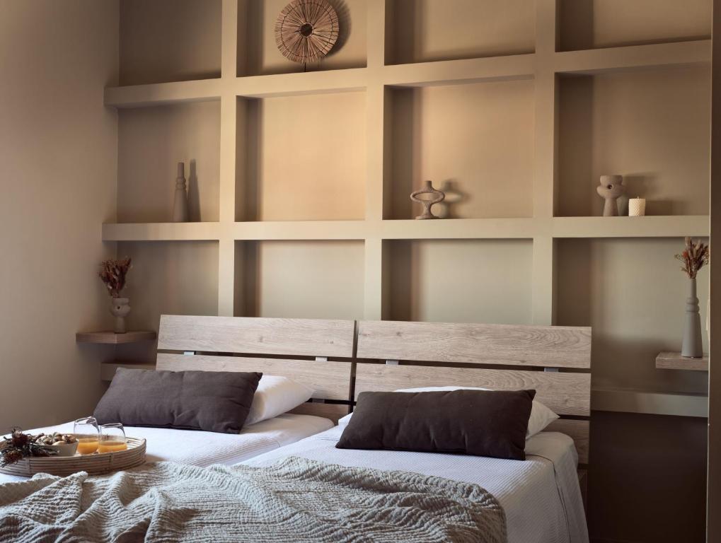 Postel nebo postele na pokoji v ubytování Laura Suites