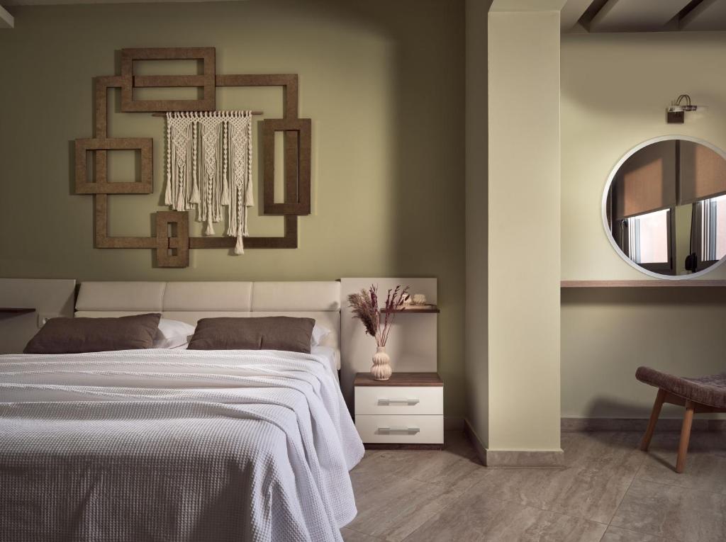 Postel nebo postele na pokoji v ubytování Laura Suites