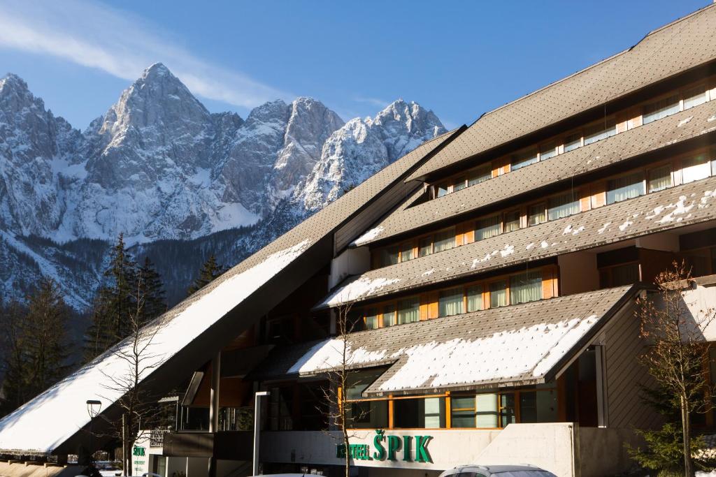 Nespecifikovaný výhled na hory nebo výhled na hory při pohledu z hotelu