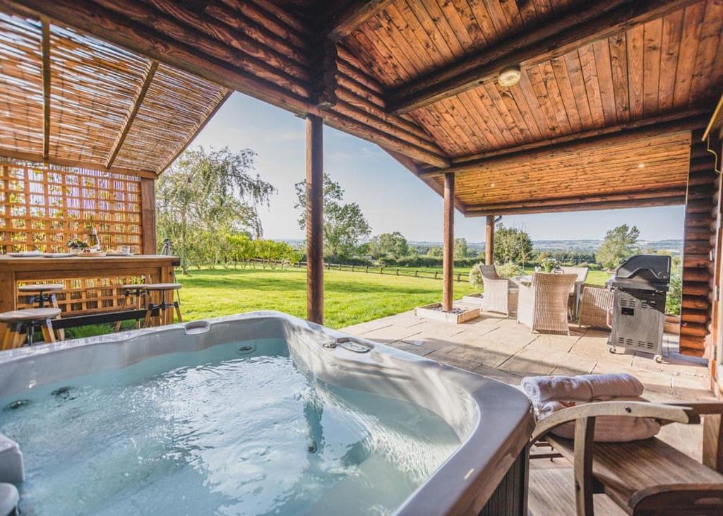 a jacuzzi tub in the middle of a patio at Sun Hill Lodges in Constable Burton