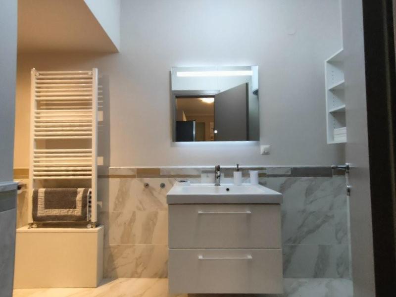 een badkamer met een wastafel en een spiegel bij CHRISTINA'S GARDEN HOUSE in Perea