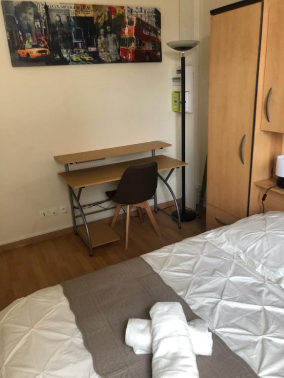 Schlafzimmer mit einem Schreibtisch, einem Bett und einem Tisch in der Unterkunft SUPER APPARTEMENT PLAGE BERCK in Berck-sur-Mer