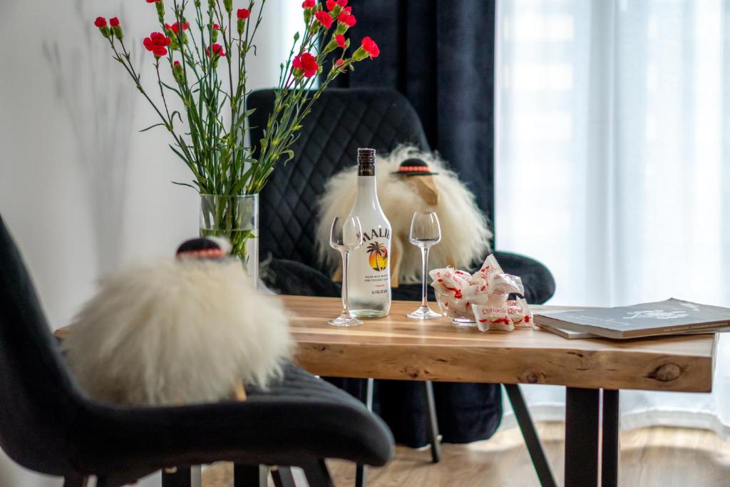 een tafel met een fles wijn en twee vogels bij Dolina Dunajca in Tylmanowa