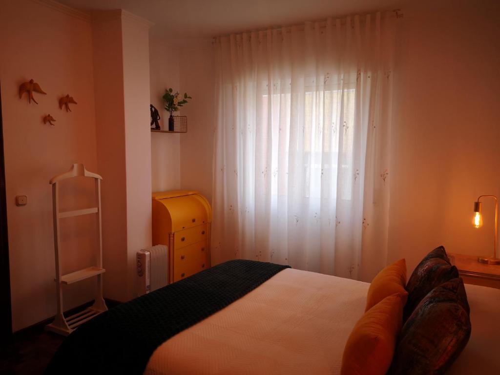 Posteľ alebo postele v izbe v ubytovaní Apartamento Alecrin Padrón