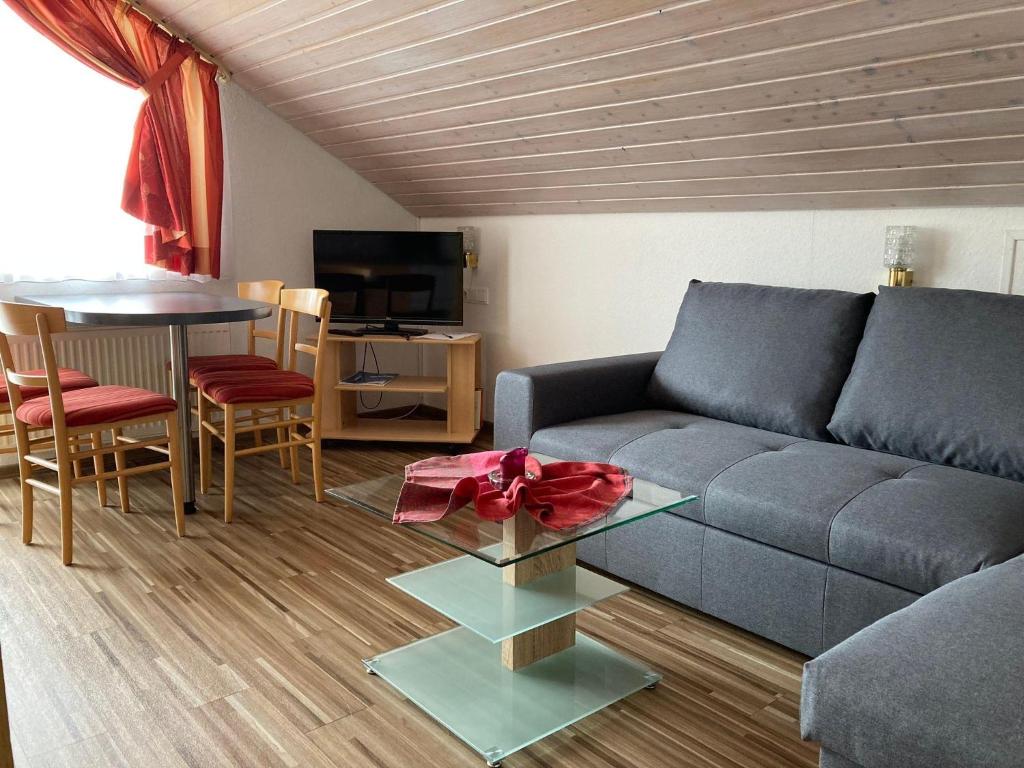 ein Wohnzimmer mit einem Sofa und einem Tisch in der Unterkunft Haus Fechtig, Wohnung Typ B in Bonndorf im Schwarzwald
