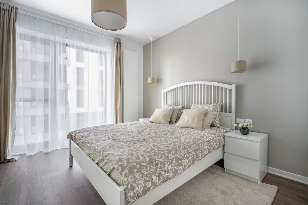een witte slaapkamer met een groot bed en een raam bij Extra Class Cloud9 Apartments in Boekarest